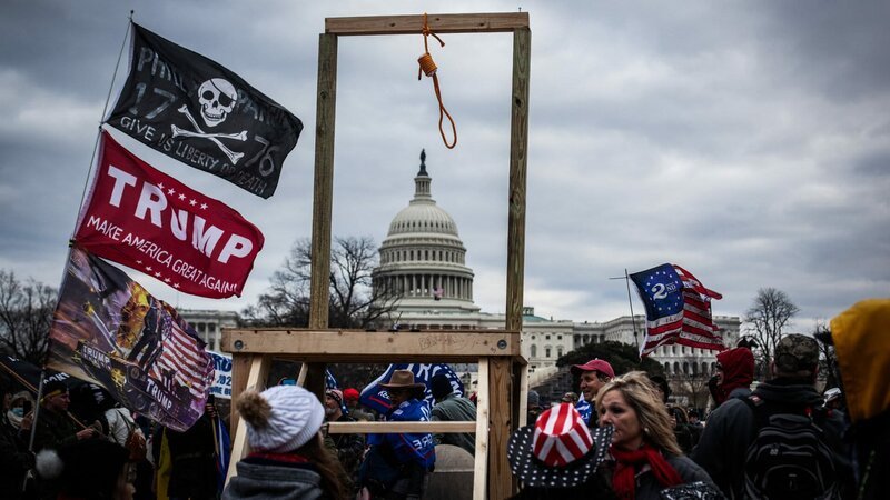 6. Januar 2021: Trump-Anhänger rüsten zum Sturm auf das Capitol. – Bild: ZDF und NurPhoto./​NurPhoto