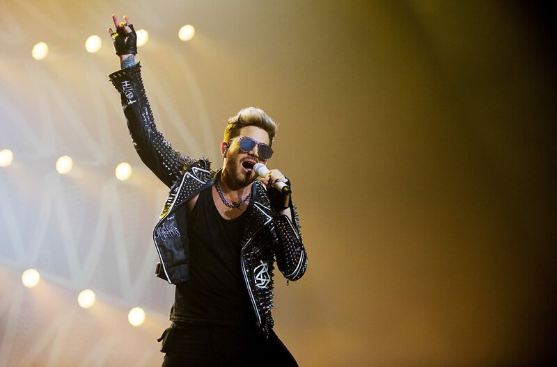 Adam Lambert bei einem Konzert in Brüssel 2016: Er hauchte der Band Queen nach dem Tod von Freddy Mercury neues Leben ein … – Bild: ARTE France /​ © Queen Productions Ltd. /​ © Queen Productions Ltd.