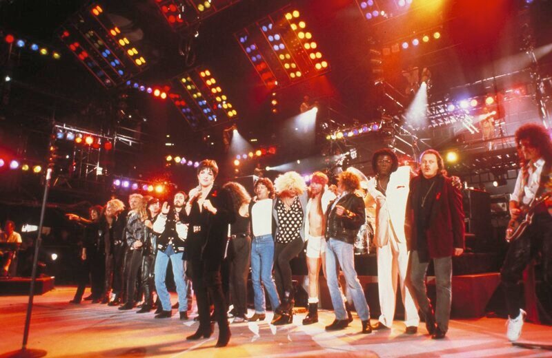 Liza Minelli (Mi. vorne) und weitere Gaststars beim Freddie Mercury Tribute Concert – Bild: Neal Preston /​ © Neal Preston