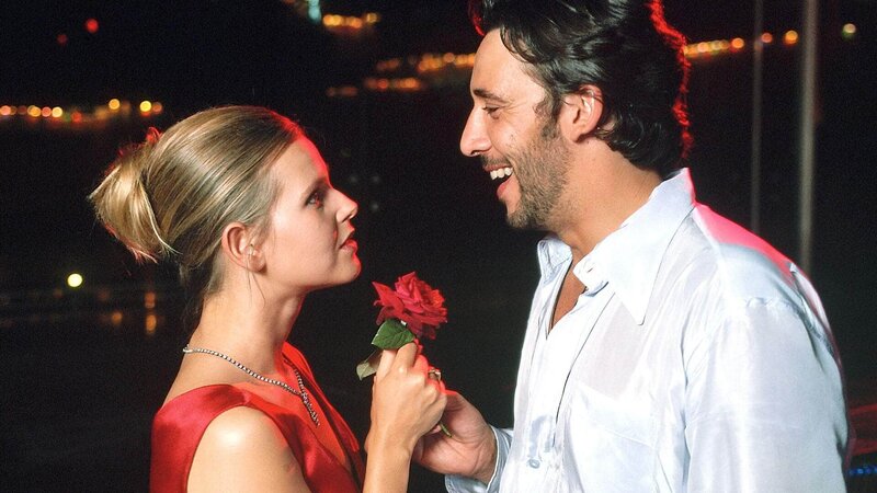 Zwei Mädels auf Mallorca - Die heißeste Nacht des Jahres – Bild: TVNOW Die Verwendung des RTL-Bildmaterials ist nur zur redaktionellen Berichterstattung im Zusammenhang mit der jeweiligen Sendung unter Angabe der Credits/​Quellenangabe und Beachtung der unter http:/​