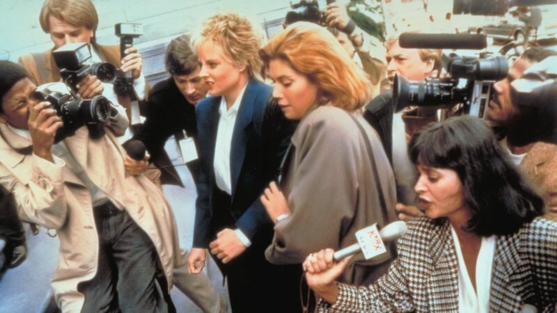 Von der Presse belagert: Sarah (Jodie Foster, l.) und Staatsanwältin Kathryn (Kelly McGillis, r.) müssen sich den Weg zum Gericht frei machen. – Bild: ZDF und Paramount Pictures. Von der Presse belagert: Sarah (Jodie Foster, l.) und Staatsanwältin Kathryn (Kelly McGillis, r.) müssen sich den Weg zum Gericht frei machen. – Bild: ZDF und Paramount Pictures.