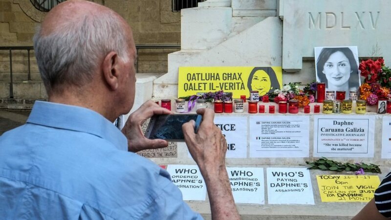 Michael Vella, der Vater von Daphne Caruana Galizia, fotografiert das Mahnmal, das Aktivisten in Valletta im Gedenken an die Journalistin errichtet haben. – Bild: ZDF und Tim Röhn.