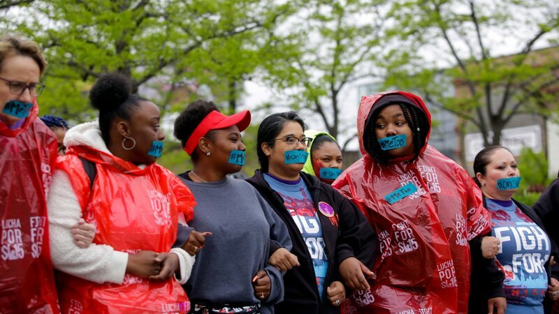 Im Zuge der „MeToo“-Debatte marschieren Frauen in Protestmärschen gegen sexuelle Übergriffe und Belästigungen. – Bild: ZDF und Joshua Lott/​ACLU./​Joshua Lott/​ACLU