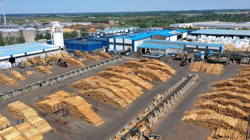 Das Tor zur Ostsee: Der Seehafen Wismar gehört zu den größten Umschlagplätzen für Holz im Ostseeraum. – Bild: NDR/nonfictionplanet/Florian Melzer Das Tor zur Ostsee: Der Seehafen Wismar gehört zu den größten Umschlagplätzen für Holz im Ostseeraum. – Bild: NDR/nonfictionplanet/Florian Melzer