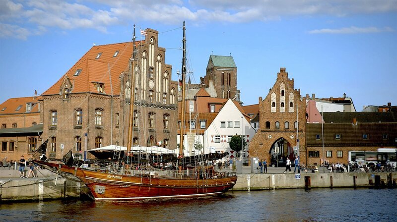 Zu Gast im Alten Hafen von Wismar: Schiffe wie der Zweimast-Gaffelschoner „La Paloma“ erinnern bis heute an die Seefahrertradition der Hansestadt. – Bild: NDR/nonfictionplanet/Florian Melzer Zu Gast im Alten Hafen von Wismar: Schiffe wie der Zweimast-Gaffelschoner „La Paloma“ erinnern bis heute an die Seefahrertradition der Hansestadt. – Bild: NDR/nonfictionplanet/Florian Melzer