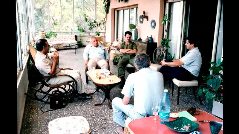 Baschir Gemayel, Ariel Scharon und libanesische Generäle im Libanon in 1982. (Weitere Bilder auf Anfrage) – Bild: NDR/​Amit Goren Productions ltd.
