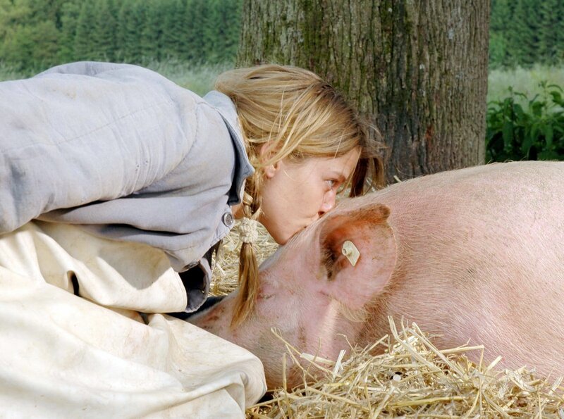 Bevor sie zum Messer greift, ist Emma (Jördis Triebel) zu ihren Schweinen ganz besonders zärtlich. – Bild: SWR/​Kerstin Stelter