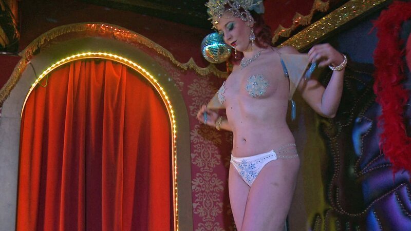 Die Burlesque-Tänzerin Eve Champagne liebt es, sich vor ihrem Publikum auf der Reeperbahn stilvoll zu entblößen. – Bild: N24 Doku