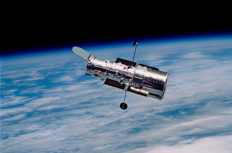 Das „Hubble“-Weltraumteleskop in der Umlaufbahn um die Erde: Für die Menschen ist es das Fenster zum All, da es nie dagewesene Aufnahmen des Universums liefert. Bis heute wurden bestimmte Forschungen nur durch „Hubble“ ermöglicht. – Bild: BBC/​NASA and STScI /​ © BBC/​NASA and STScI