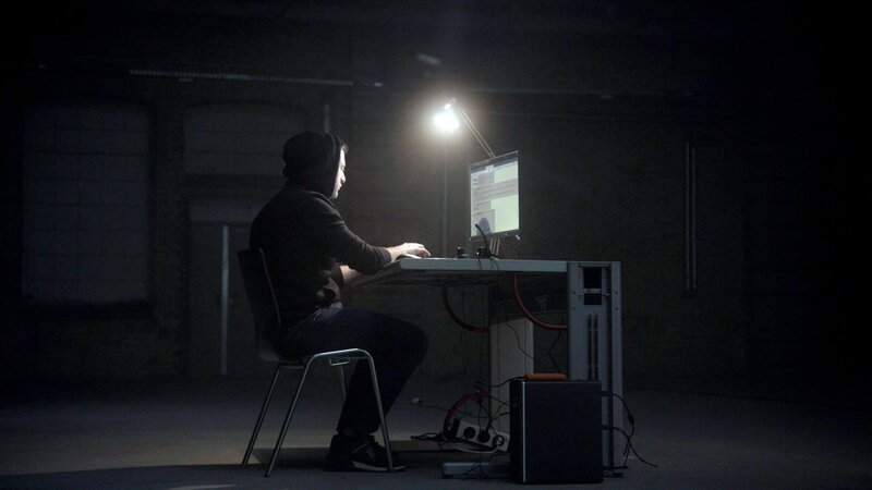 Symbolbild „Einsamer Wolf“, User allein am Computer in düsterer Atmosphäre. – Bild: ZDF und MDR.