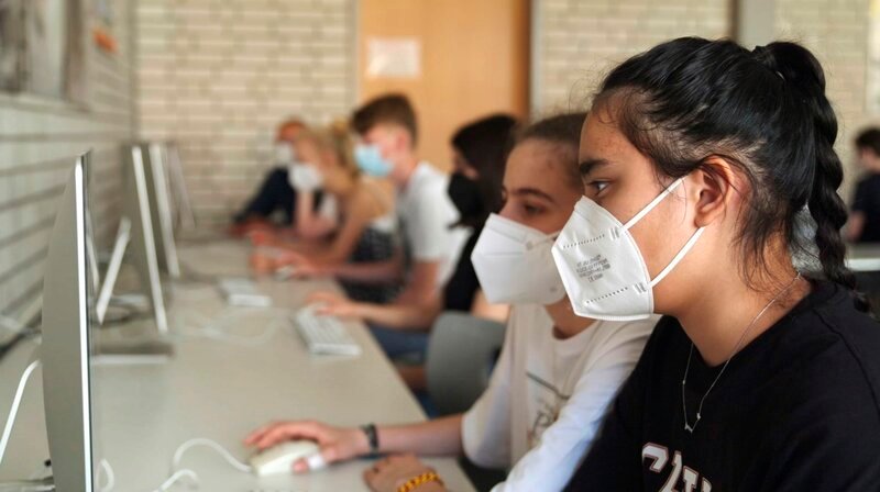 Katja Riha kennt das Berliner Schulsystem seit vielen Jahren – als Mutter. Nun will sie als Journalistin wissen, was die Gründe für die vielen Probleme sind. Wo funktioniert Bildung in Berlin und wo nicht? – Hier läuft die Digitalisierung gut. Bei den meisten Berliner Schulen leider nicht. – Bild: rbb/Tom Berghaus Katja Riha kennt das Berliner Schulsystem seit vielen Jahren – als Mutter. Nun will sie als Journalistin wissen, was die Gründe für die vielen Probleme sind. Wo funktioniert Bildung in Berlin und wo nicht? – Hier läuft die Digitalisierung gut. Bei den meisten Berliner Schulen leider nicht. – Bild: rbb/Tom Berghaus