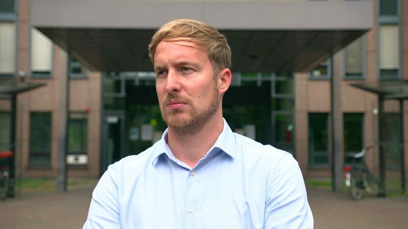 Dr. Christoph Hebbecker, Staatsanwaltschaft Köln, Zentral- und Ansprechstelle Cybercrime – Bild: ZDF und MDR. Dr. Christoph Hebbecker, Staatsanwaltschaft Köln, Zentral- und Ansprechstelle Cybercrime – Bild: ZDF und MDR.