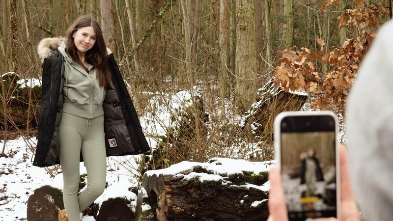 Instagrammerin Emilia Horn lässt von sich ein paar Bilder knipsen. – Bild: RTL /​ Matti Gräser