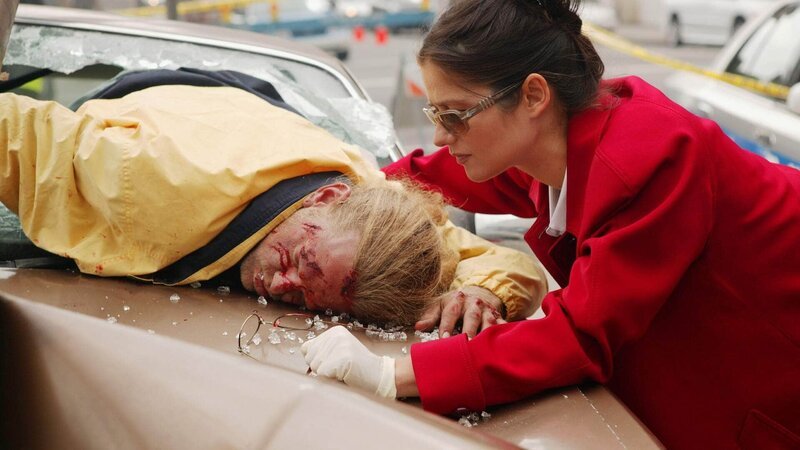Jordan (Jill Hennessy) wird zu einem Autounfall mit Todesfolge gerufen. – Bild: RTL /​ NBC Universal
