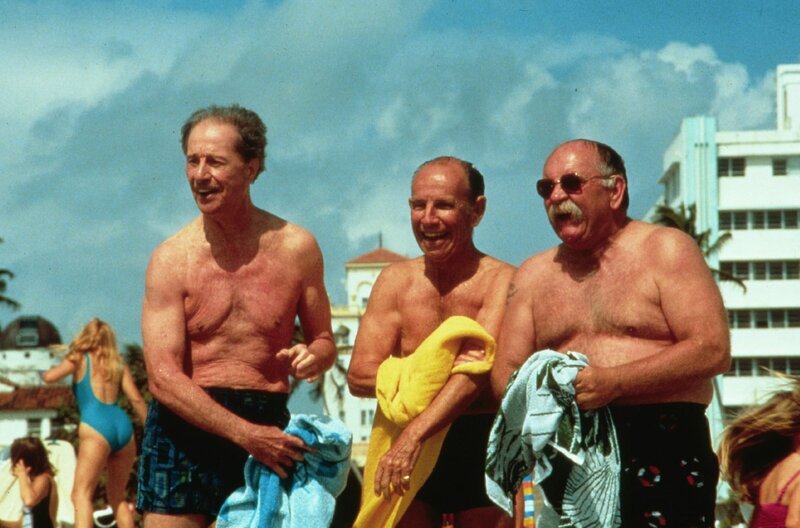 Nach fünf Jahren auf dem fernen Planeten Antaria freuen sich Art (Don Ameche, li.), Joe (Hume Cronyn, Mi.) und Ben (Wilford A. Brimley, re.) auf einen unbeschwerten Tag am Strand Floridas … – Bild: TV 4