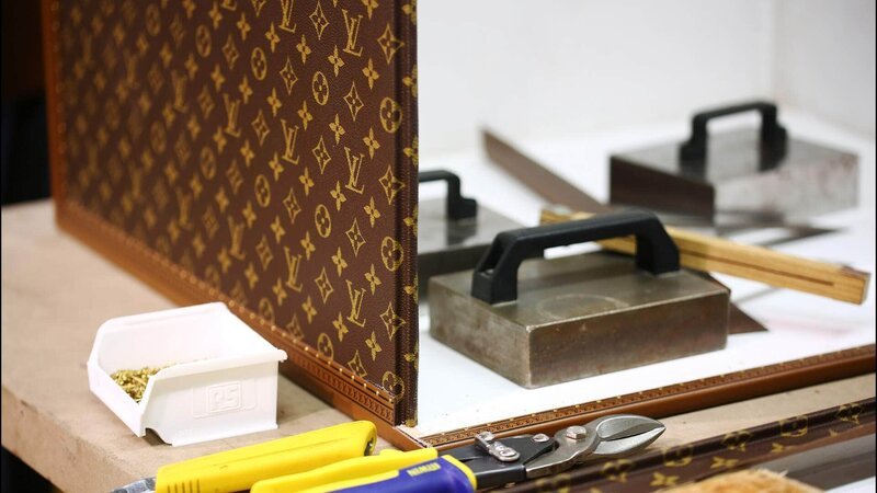 Herstellung der Louis Vuitton Koffer Die Verwendung des sendungsbezogenen Materials ist nur mit dem Hinweis und Verlinkung auf TVNOW gestattet. – Bild: RTL / © C.Productions Die Verwendung des Materials von RTL Deutschland ist nur zur redaktionellen Berichterstattung im Zusammenhang mit der Sendung unter Angabe der Credits/Quellenangabe und Beachtung Herstellung der Louis Vuitton Koffer Die Verwendung des sendungsbezogenen Materials ist nur mit dem Hinweis und Verlinkung auf TVNOW gestattet. – Bild: RTL / © C.Productions Die Verwendung des Materials von RTL Deutschland ist nur zur redaktionellen Berichterstattung im Zusammenhang mit der Sendung unter Angabe der Credits/Quellenangabe und Beachtung