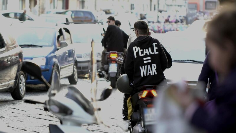 Das Sondereinsatzkommando der Polizei macht Jagd auf die Jugendbanden der Camorra. – Bild: ZDF und Joseph Haley./​Joseph Haley