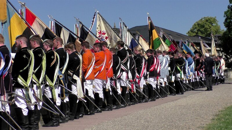 Verbindungsstudenten „im vollen Wix““. Auf dem jährlichen Convent in Coburg tragen sie stolz ihre antiquierte Haltung zur Schau. – Bild: ZDF und ©MachFilm GbR./©MachFilm GbR Verbindungsstudenten „im vollen Wix““. Auf dem jährlichen Convent in Coburg tragen sie stolz ihre antiquierte Haltung zur Schau. – Bild: ZDF und ©MachFilm GbR./©MachFilm GbR
