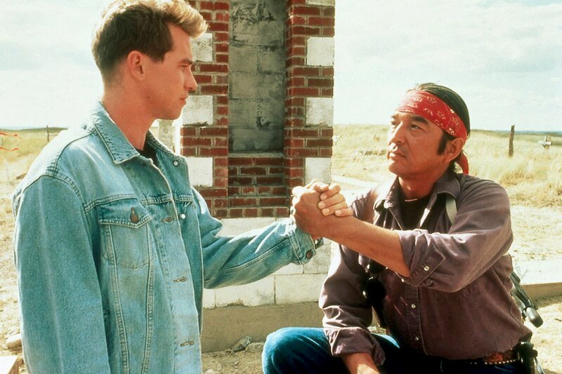 Nach anfänglichen Missverständnissen werden der FBI-Mann Ray Levoi (Val Kilmer, li.) und der indianische Reservatspolizist Walter Krähen-Hengst (Graham Greene, re.) ein schlagkräftiges Team. – Bild: ZDF/Columbia TriStar / © ZDF/Columbia TriSta Nach anfänglichen Missverständnissen werden der FBI-Mann Ray Levoi (Val Kilmer, li.) und der indianische Reservatspolizist Walter Krähen-Hengst (Graham Greene, re.) ein schlagkräftiges Team. – Bild: ZDF/Columbia TriStar / © ZDF/Columbia TriSta