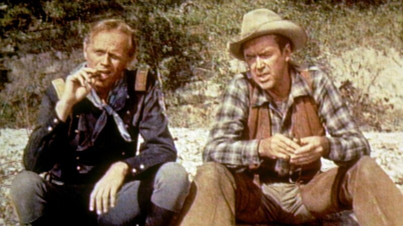 Marshal McCabe (James Stewart, r.) und Lieutenant Gary (Richard Widmark, l.) machen sich auf ins Comanchen-Gebiet, um einige von Indianern entführte Weiße freizukaufen. – Bild: ZDF und Charles Lawton Jr../​Charles Lawton Jr.