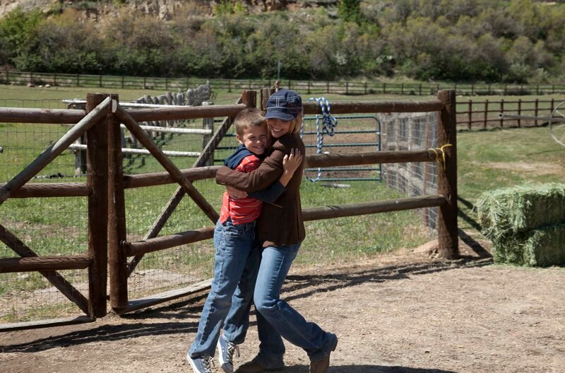 Die Freude ist groß, als Jordan (Jacob Buster), der bei seiner Mutter lebt, seine Schwester Dani ( Danielle Chuchran) auf der Farm ihres Onkels besucht. – Bild: MDR/​Koch Media