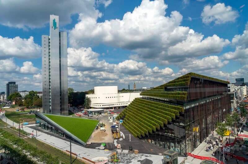 In den letzten Jahrzehnten wurde Düsseldorf mutig in Sachen Stadtentwicklung – „Auf dem Kö-Bogen II“ am Gustav-Gründgens-Platz, Europas größte Grünfassade. – Bild: WDR/​imago images/​Jochen Tack