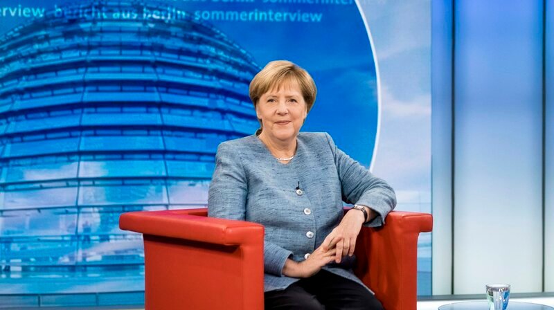 Moderatorin Tina Hassel befragt die Bundeskanzlerin und CDU-Vorsitzende, Angela Merkel, beim Sommerinterview im ARD-Hauptstadtstudio. – Bild: MDR/​ARD-Hauptstadtstudio/​Thomas Kierok