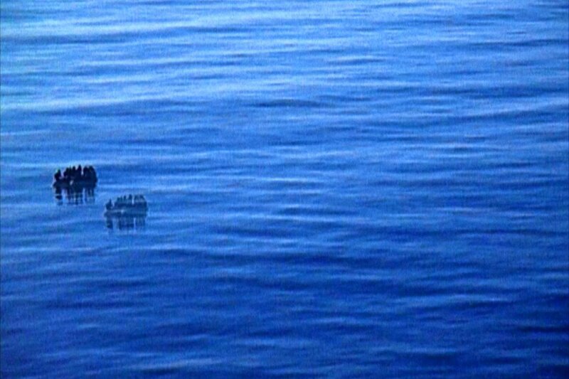 Ein Schlauchboot mit 13 Personen an Bord treibt auf dem Mittelmeer. – Bild: Terry Diamond/​Pong/​ZDF /​ Ein Schlauchboot mit 13 Personen an Bord treibt auf dem Mittelmeer.