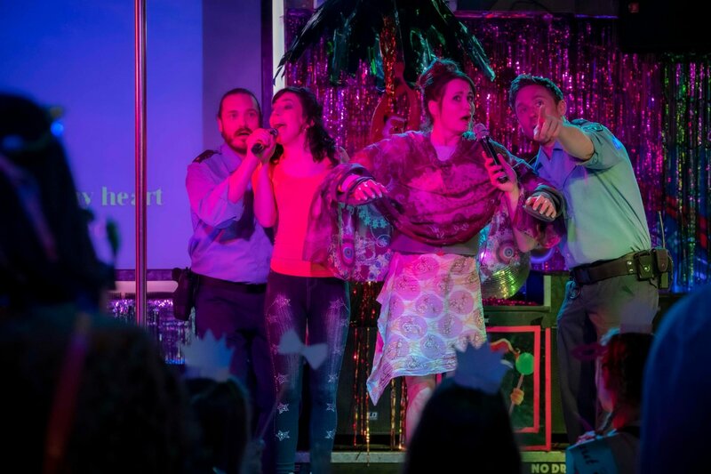 Dreiraumwohnung – Bild: ZDF und W&B Television /​ Jonathan Ibeka.