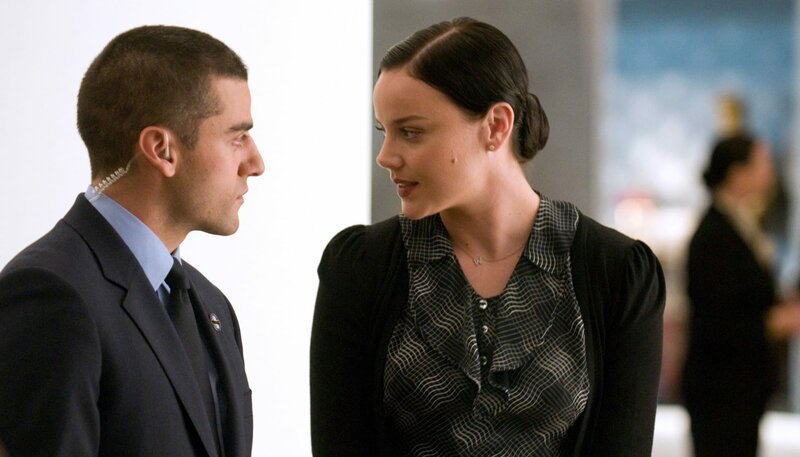 Wally (Abbie Cornish) und Evgeni (Oscar Isaac) verbindet mehr als die gemeinsame Arbeit im Auktionshaus Sotheby’s. – Bild: ZDF und ARD Degeto/Wild Bunch Germany. Wally (Abbie Cornish) und Evgeni (Oscar Isaac) verbindet mehr als die gemeinsame Arbeit im Auktionshaus Sotheby’s. – Bild: ZDF und ARD Degeto/Wild Bunch Germany.