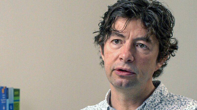 Prof. Dr. Christian Dorsten im Gespräch für den Film. – Bild: rbb/SWR/DocDaysProductions Prof. Dr. Christian Dorsten im Gespräch für den Film. – Bild: rbb/SWR/DocDaysProductions