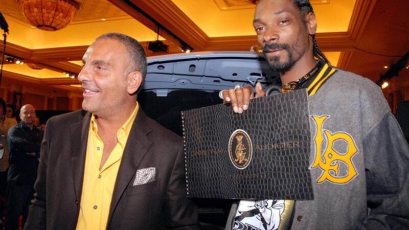 Christian Audigier - Aufstieg und Fall des legendären Ed-Hardy-Designers – Bild: RTL/​© Gravitas Ventures & Mensch Pictures – 400 Blows Production & Jolia Corp Die Verwendung des Materials von RTL Deutschland ist nur zur redaktionellen Berichterstattung im Zusammenhang mit der Send