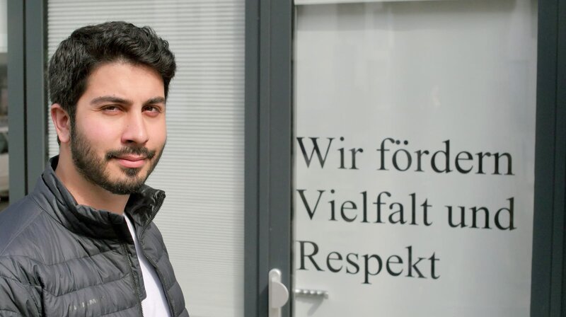 Ali Can leitet das VielRespektZentrum, eine interkulturelle Begegnungsstätte in Essen. – Bild: HR/WDR/NEOS Film Ali Can leitet das VielRespektZentrum, eine interkulturelle Begegnungsstätte in Essen. – Bild: HR/WDR/NEOS Film
