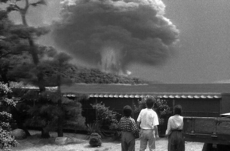 Als die Atombombe in Hiroshima einschlägt, befindet sich Yosuko (Yoshiko Tanaki, re.) nicht in der Stadt, sondern beäugt das Geschehen fassungslos aus der Ferne. – Bild: arte