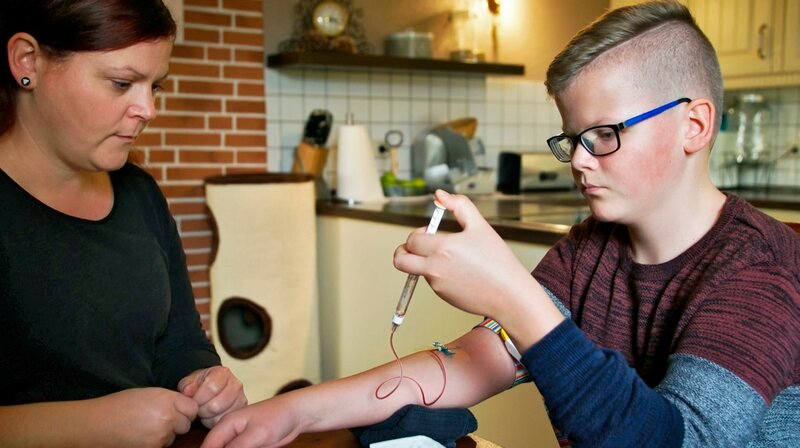 Philipp ist 13 Jahre alt und leidet an Hämophilie A. Geerbt hat er den Gendefekt von seiner Mutter Bianca, die selbst daran nicht erkrankt ist. – Bild: MDR/​Dinah Münchow