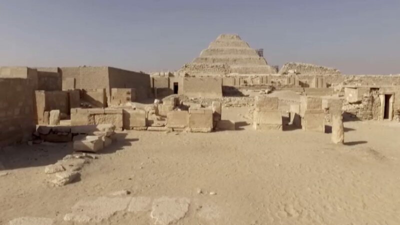 Sakkara – die geheimnisvolle Nekropole am westlichen Nilufer. Das bekannteste Bauwerk dort ist die Djoser-Pyramide. – Bild: ZDF und Kevin Vincent./​Kevin Vincent