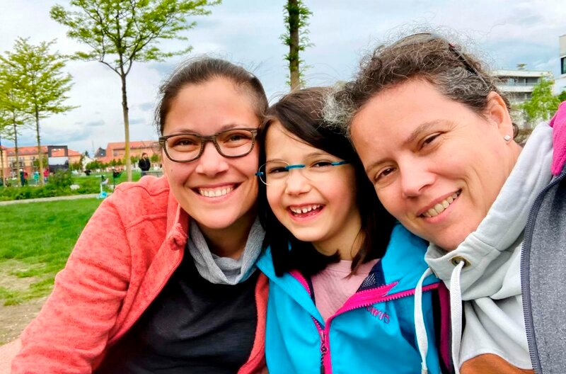 Anica, Emma und Sonja möchten für ihre Regenbogen-Familie gleiche Rechte. – Bild: SWR