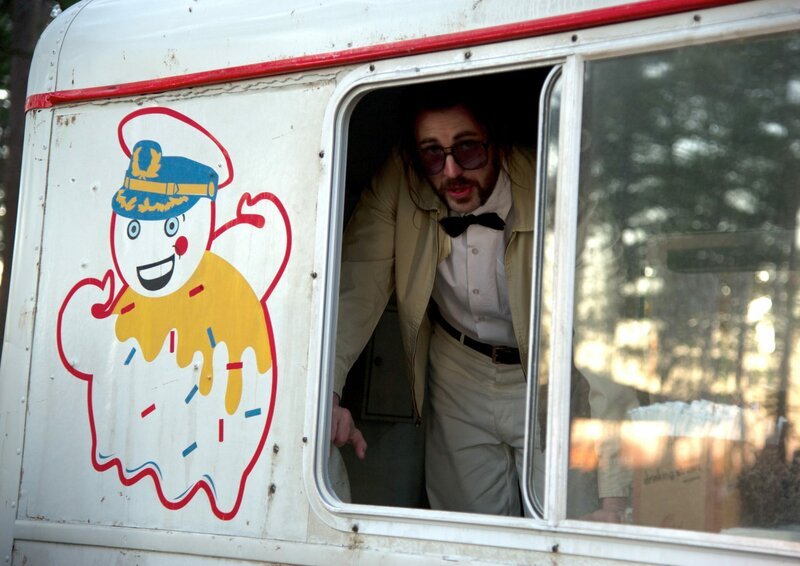 Der Profikiller „Mr. Freezy“ (Chris Evans) kommt als harmloser Eisverkäufer daher. – Bild: ZDF und ARD Degeto/​Nu Image.