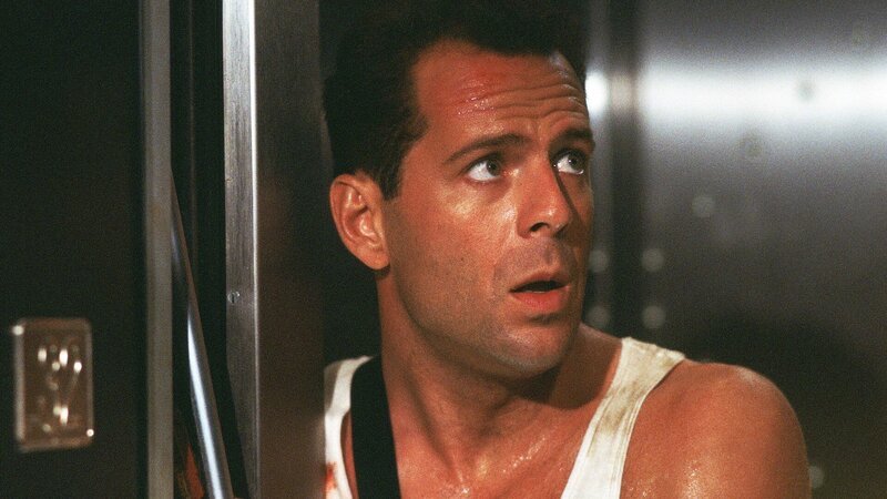 Der New Yorker Polizist John McClane (Bruce Willis) kämpft allein gegen Terroristen, die ein Hochhaus besetzt haben – Bild: RTL Zwei