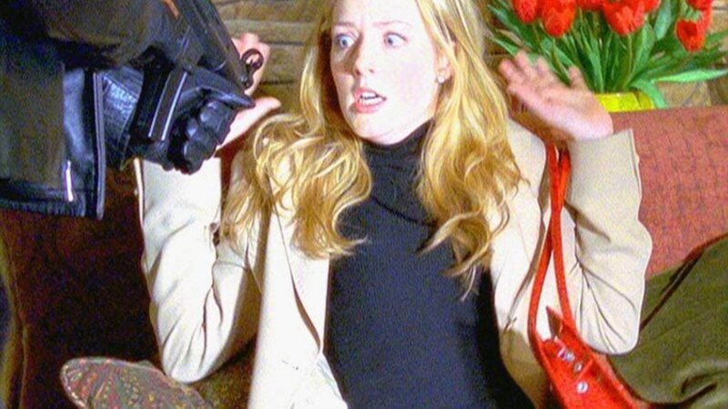 Während eines Botengangs wird die neue Praktikantin Dr. Devan Maguire (Jennifer Finnigan) entführt. – Bild: RTL /​ NBC Universal