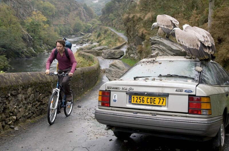 Auf der Flucht vor dem Weltuntergang überquert Robinson (Mathieu Amalric) die Pyrenäen Richtung Spanien. Er tauscht sein Essen gegen ein Fahrrad ein und setzt seine Reise in die nächste Stadt fort, wobei er sich einen Weg durch die Autowracks bahnt. – Bild: arte