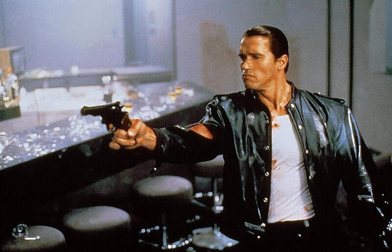 Der ehemalige FBI-Agent Kaminski (Arnold Schwarzenegger) erhaelt den Auftrag, sich in das Gangstersyndikat des Mafia-Boss Patrovita einzuschleusen und es von innen heraus zu zerstoeren. Als der Undercover-Agent enttarnt wird, kommt es zu einer blutigen Auseinandersetzung zwischen der Mafia und Kaminski auf Leben und Tod … – Bild: 4+