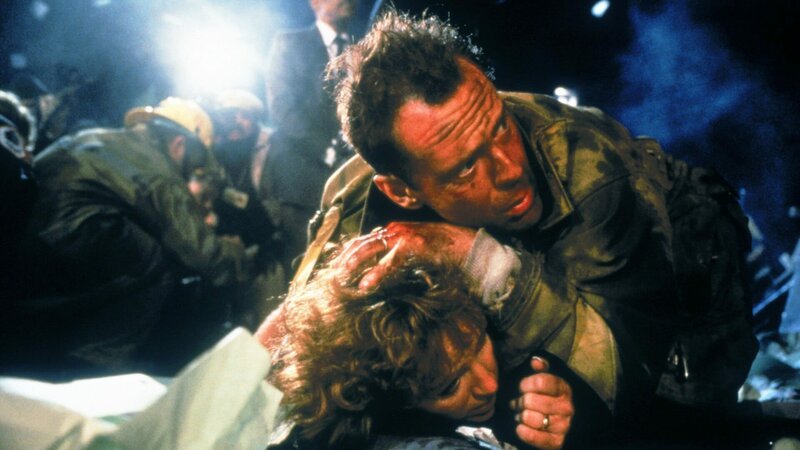 Der New Yorker Polizist John McClane (Bruce Willis) kämpft allein gegen Terroristen, die ein Hochhaus besetzt haben – Bild: RTL Zwei Der New Yorker Polizist John McClane (Bruce Willis) kämpft allein gegen Terroristen, die ein Hochhaus besetzt haben – Bild: RTL Zwei