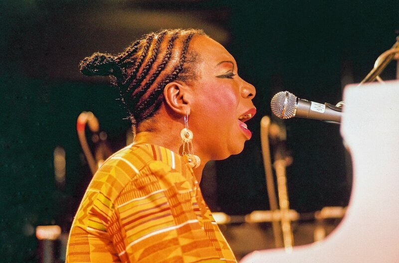 Die Jazzsängerin Nina Simone berührte ihr Publikum stets mit ihrer Musik, in der sie ihre Geschichte und ihren politischen Kampf in den USA verarbeitete. – Bild: Courtesy of Mercury Studios /​ © Courtesy of Mercury Studios