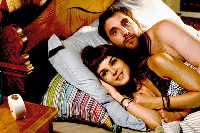 L-R: Amaia (Clara Lago), Rafa (Dani Rovira) – Bild: www.pedroalbornoz.com L-R: Amaia (Clara Lago), Rafa (Dani Rovira) – Bild: www.pedroalbornoz.com