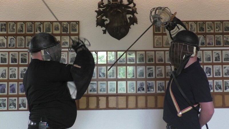 Vorbereitung auf die Mensur: ein bisweilen blutiges Fechtritual, das die Studenten lebenslang an ihre Bundesbrüder binden soll. – Bild: ZDF und ©MachFilm GbR./​©MachFilm GbR