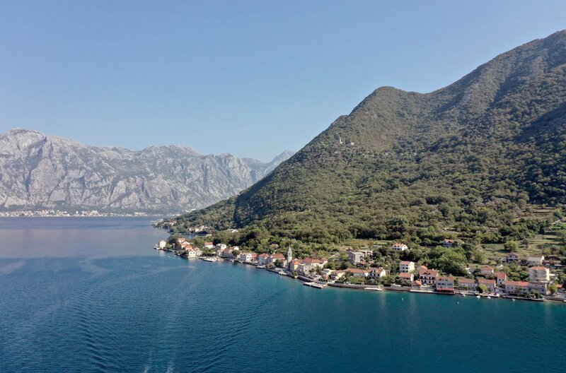 Die Küste bei Kotor: Das Land am sanften Blau der Adria, gerahmt von schwarzen Bergen, lockt vor allem im Sommer als Touristenparadies. – Bild: Dunja Engelbrecht / © Dunja Engelbrecht Die Küste bei Kotor: Das Land am sanften Blau der Adria, gerahmt von schwarzen Bergen, lockt vor allem im Sommer als Touristenparadies. – Bild: Dunja Engelbrecht / © Dunja Engelbrecht