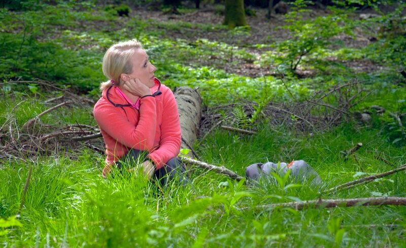 Anna Lena Dörr begibt sich auf Expedition in grüne Tiefen, die Dinge des Waldes aufzuspüren, zu fühlen, zu sehen, mit allen Sinnen zu begreifen. – Bild: SWR