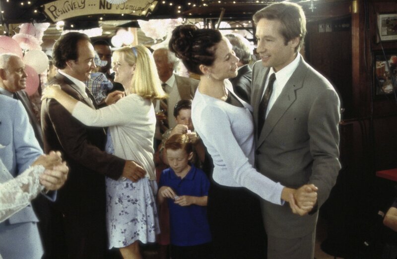 Zwei Paare, die nicht viele Wünsche offen haben: Grace (Minnie Driver, zw. v. l.) tanzt mit Bob (David Duchovny, r.), Megan (Bonnie Hunt, zw. v. l.) mit ihrem Mann Joe (James Belushi,l.). – Bild: Tele 5