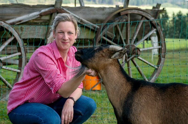 Gastgeberin Kathrin Nowicki vom Birkenhof, einem Ferienhof in Schmallenberg. – Bild: WDR/​Melanie Grande